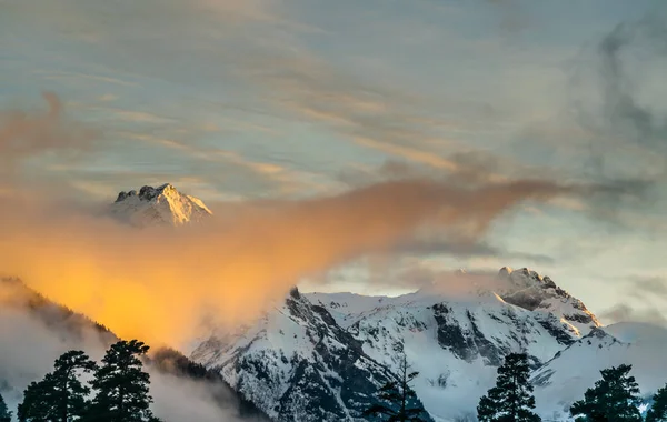 Picos Montaña Cubiertos Nieve Nubes Colores Sobre Cordillera Durante Atardecer — Foto de Stock