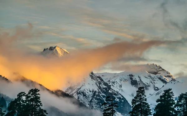 Picos Montaña Cubiertos Nieve Nubes Colores Sobre Cordillera Durante Atardecer — Foto de Stock