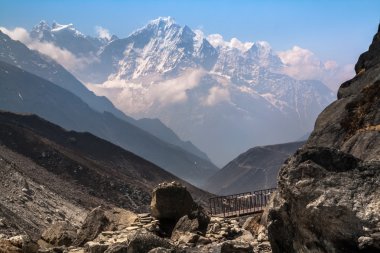 Bir dağ traill Gokio Vall içinde küçük bir nehir üzerinde köprü