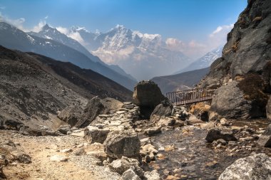 Dağ trai bridgel içinde küçük bir nehirde kesişen 