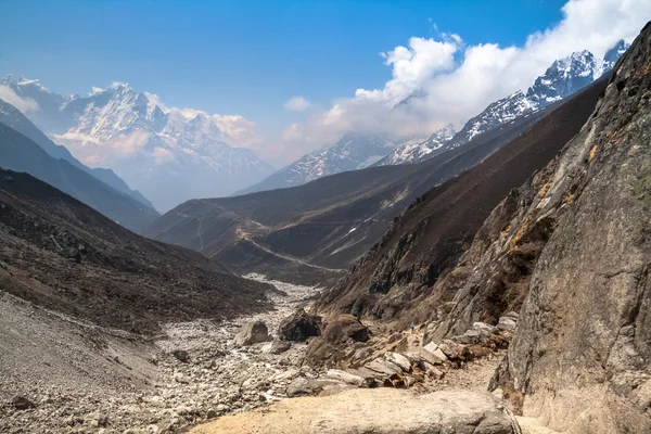 Dağ iz Gokio Valley.Himalayas içinde.