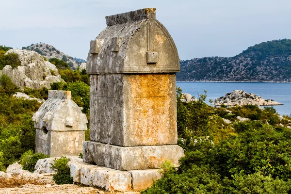 Tumbas de Lycian en Simena en una colina sobre el mar . Fotos de stock libres de derechos