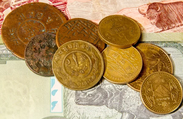 Monedas nepalesas en los billetes . Imagen de archivo