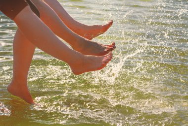 Güneşli bir günde su ayaklarda konuşurken bir genç couplel.