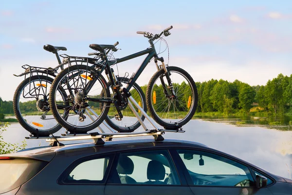 Bicicletas em cima de um carro . — Fotografia de Stock