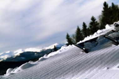 Sabah yamaç geçen snowcat sonra yivli bantları ile.