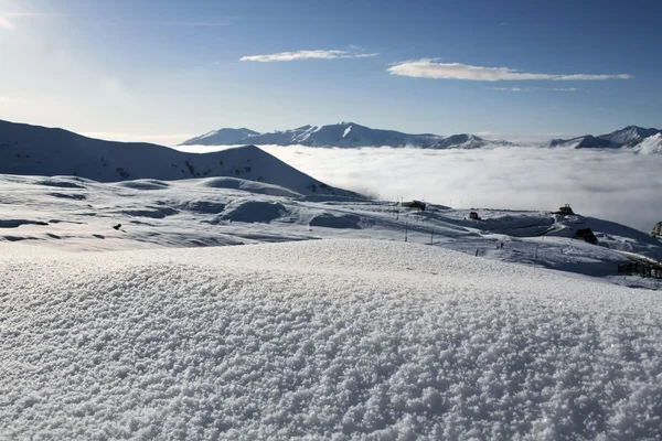 Vista da estância de esqui georgiana Gudauri com neve recém-caída — Fotografia de Stock