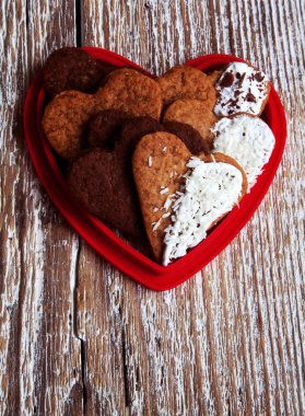 Kalp şeklinde Sevgililer günü kurabiyeleri formu kalbinde paketlenmiş