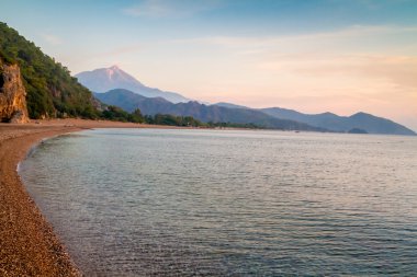Denize nazik gündoğumu.