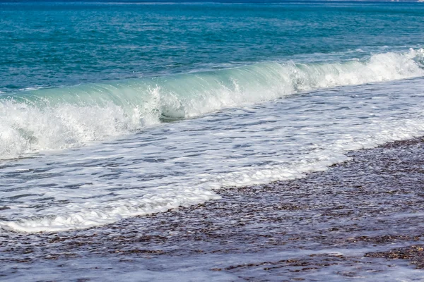 Fale oceanu rolki na brzegu. — Zdjęcie stockowe