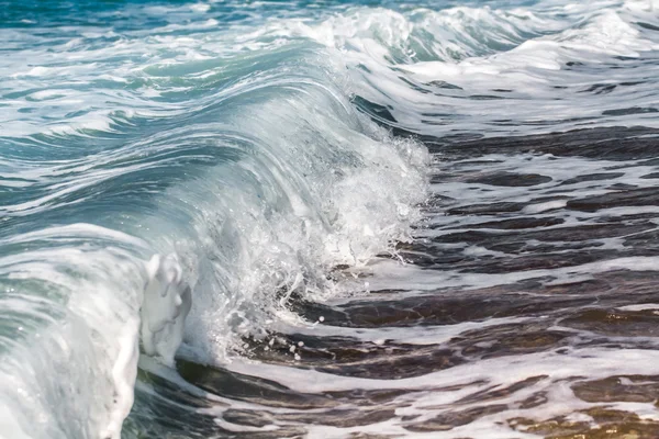 Vulkanen en enorme golven op de kust. — Stockfoto