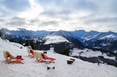 Dağlarda Kayak Merkezi zemin karşı kırmızı sandalye