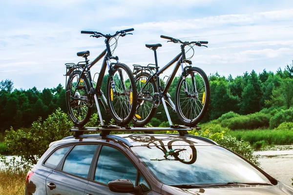 Bicicletas encima de un coche . Imágenes de stock libres de derechos