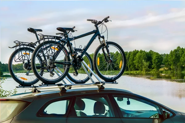 Bicicletas encima de un coche . Imagen de stock