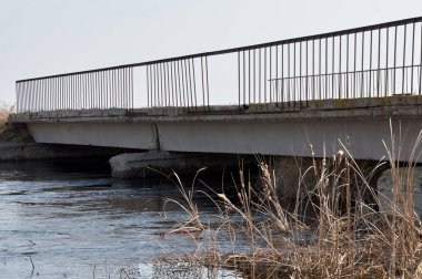 İlkbahar tufanı köprünün altından geçiyor