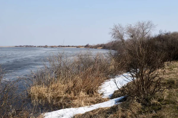 uzak bozkır gölü üzerindeki bahar manzarası