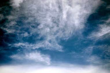 Gündüz vakti mavi gökyüzünde bulutlar