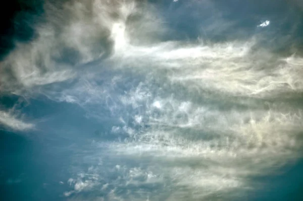 Flancos Felhők Lebegnek Felettünk Kék Égen — Stock Fotó