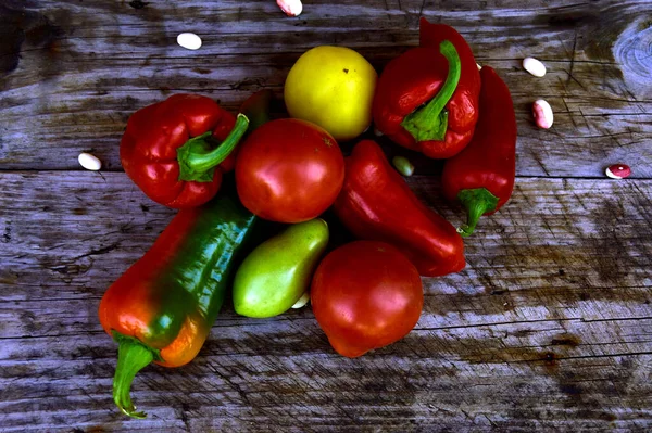 Tomates Pimientos Frijoles Yacen Sobre Una Vieja Mesa Madera — Foto de Stock