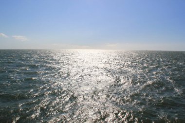Blauer Ozean, Panorama mit Sonnenspiegelung, offenes Meer, Sonne am Horizont, Fhre auf die Insel, Fhre auf die Nordseeinsel, bersetzen auf die Insel, Fischerei auf der Nordsee, unendliche Weite auf dem Atlantik