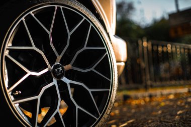 Gün batımında araba tekerleği