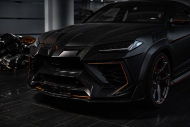 Karanlıkta İtalyan akortlu araba