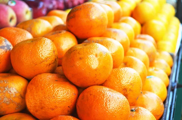 Апельсины на стойке Лицензионные Стоковые Изображения