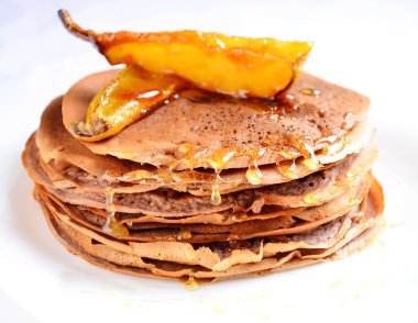 Karamelize armut ve karamel damlaları ile Pancakes