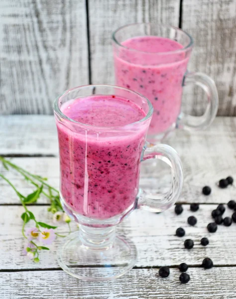 Berry Smoothie i glas på trä bakgrund — Stockfoto