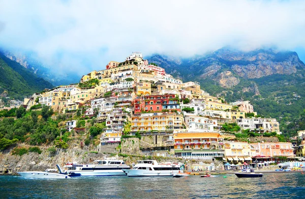 Positano pobřeží Itálie s jachty na moři a zamračená obloha — Stock fotografie