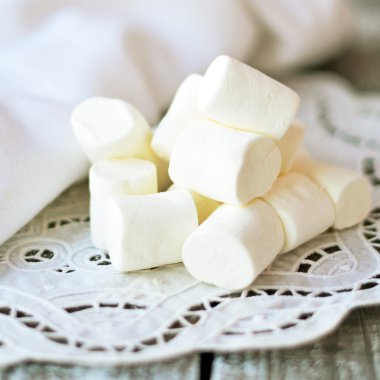 Eski ahşap arka plan beyaz vintage peçeteyle üzerinde beyaz hatmi