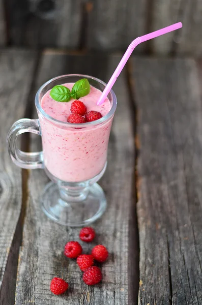 Hallon smoothie i glas med bär på den trä bakgrunden — Stockfoto