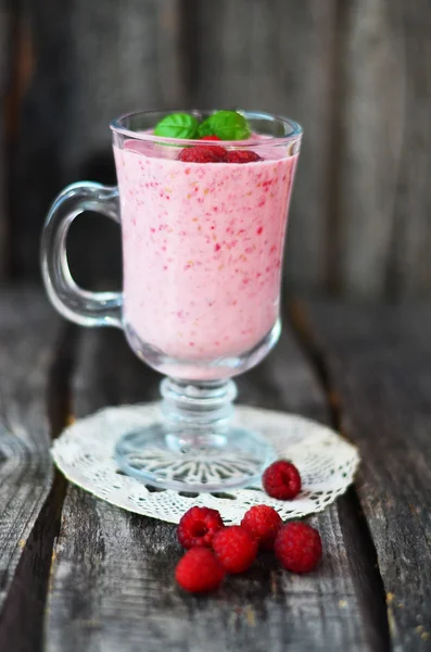 Hallon smoothie i glas med bär på vintage servetten på trä bakgrund — Stockfoto