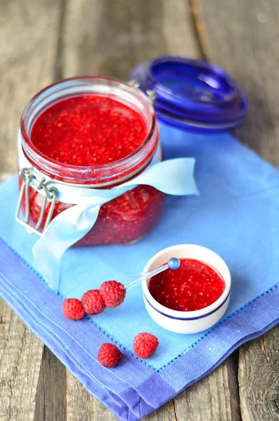 Frambozenjam in de pot op de blauwe servet — Stockfoto