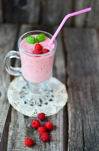 Hallon smoothie i glas med bär på vintage servetten på trä bakgrund — Stockfoto