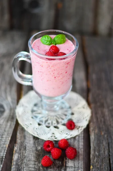 Raspberry  smoothie in the glass with berries on the vintage napkin on the wooden background — Stock Photo, Image