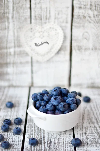 White bowl  with blueberries on the white wooden table — 스톡 사진
