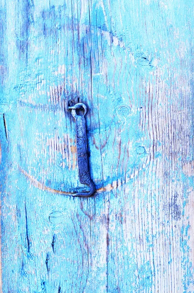 Старі незручні блакитні двері з вінтажним гачком, дерев'яна текстура — стокове фото