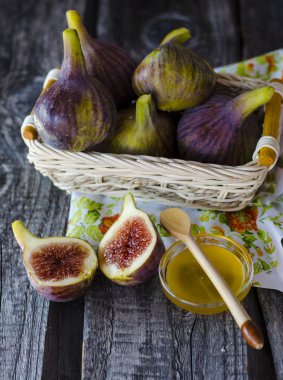 Küçük backet olgun incir ballı eski ahşap masa üzerinde küçük seramik kase