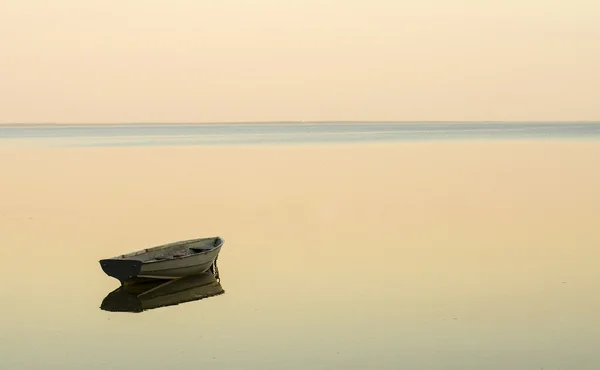 Μόνο βάρκα στη λίμνη στο ηλιοβασίλεμα — Φωτογραφία Αρχείου
