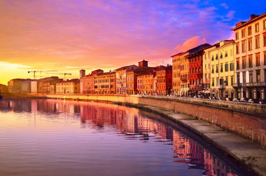 İtalya, Pisa, 23 Kasım 2012, günbatımında Arno Nehri üzerinde köprü. Pisa quay.