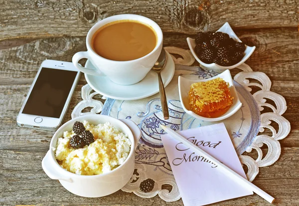 Queijo cottage com mel e amora e xícara de café no guardanapo vintage no fundo de madeira branca, café da manhã. Toned foto, foco seletivo — Fotografia de Stock