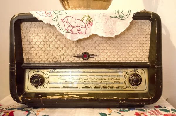 Radio rétro à l'ancienne avec serviette rétro, effet flou, photo tonique — Photo