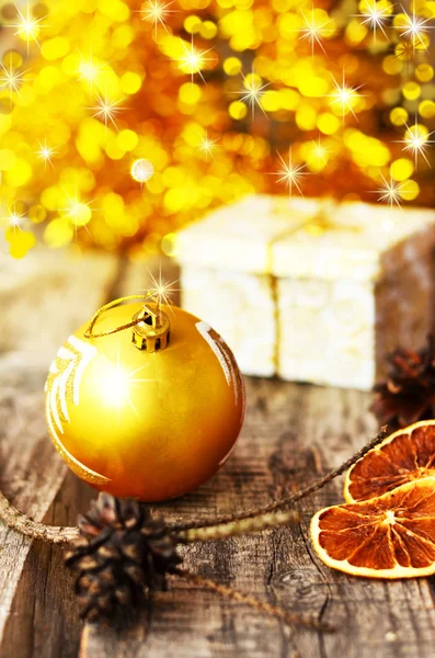 빛나는 공, 오렌지 조각 및 작은 선물, 새 해 복 많이 받으세요, 메리 크리스마스, 선택 된 초점, 크리스마스 정 몸매 사진 — 스톡 사진