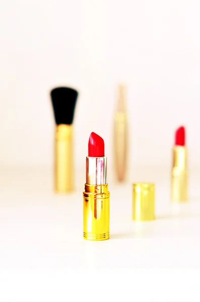 흰색 테이블, 선택적 초점에 다양 한 화장품의 배경 Lipstic — 스톡 사진