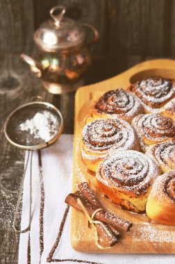 Cinnabon pasta kabuk tarçın, tonda fotoğraf ahşap tablo