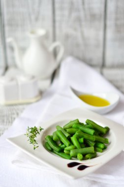 Beyaz tabak Zeytinyağlı taze fasulye pişmiş