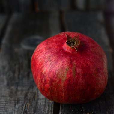 Nar ahşap masa, seçici odak üzerinde