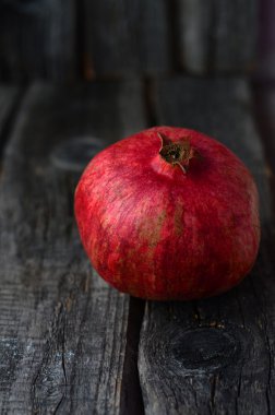 Nar ahşap masa, seçici odak üzerinde