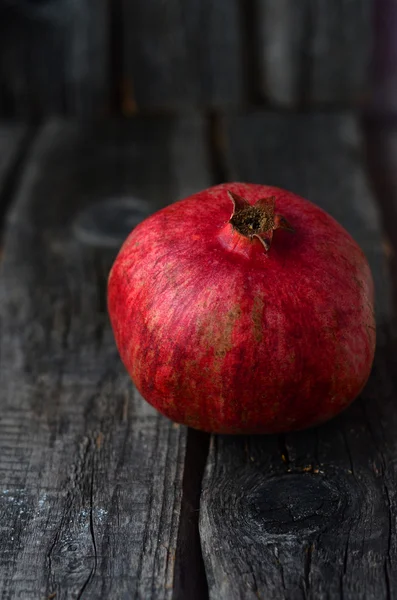Nar ahşap masa, seçici odak üzerinde